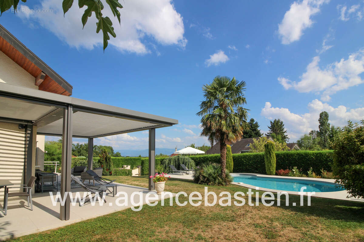 CESSY   Tutegny  Superbe villa de 182 m2 (205m2 au sol) avec piscine chauffée, terrain de 1 146 m2, vue Mont- - photo 2
