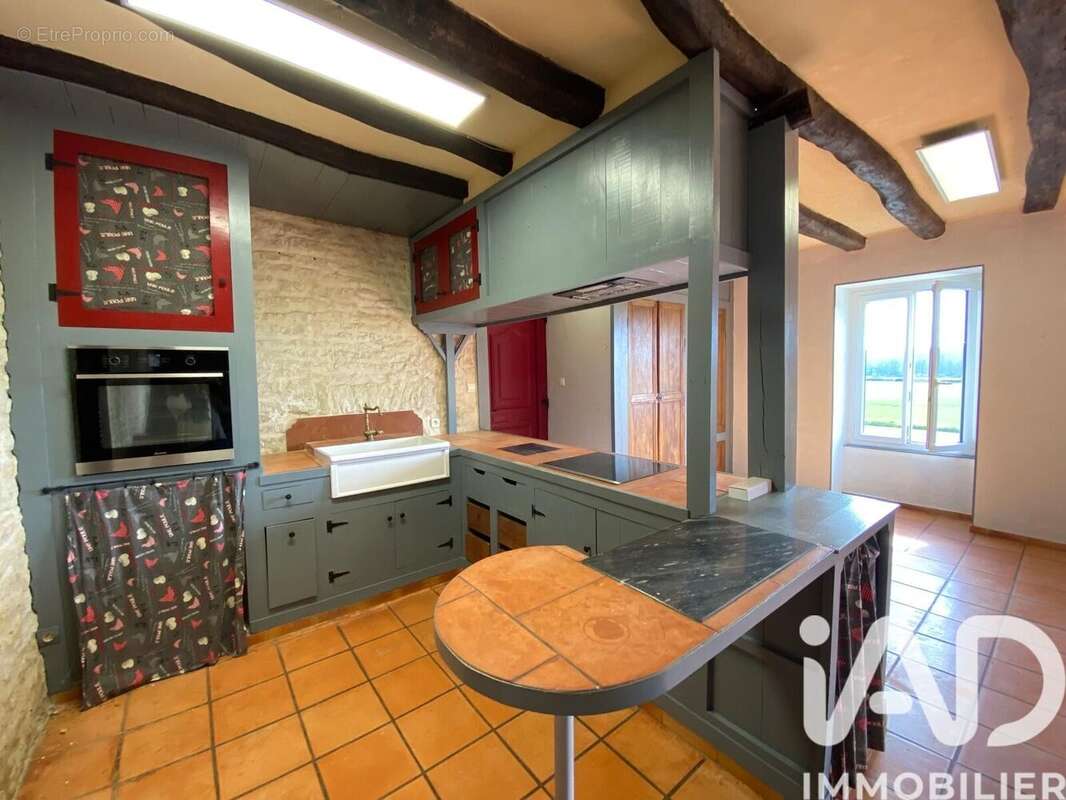 Maison 208 m² à Sainte-Eanne  - photo 2