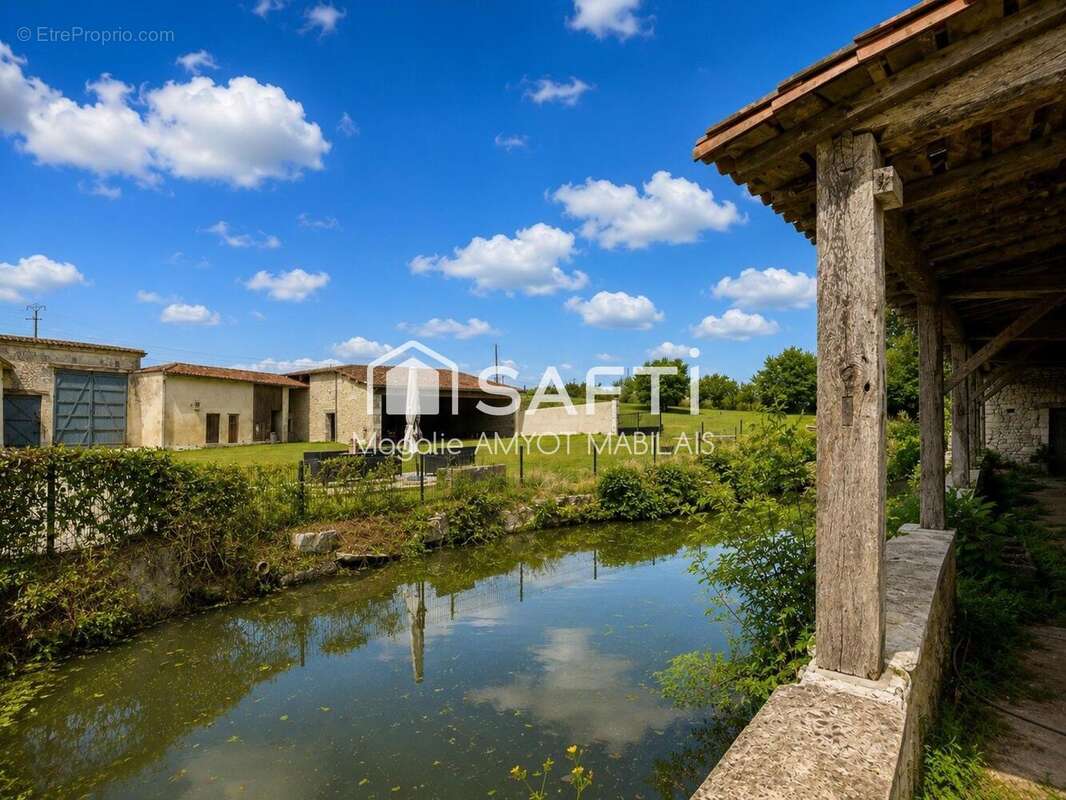 Maison 234 m² à Challignac  - photo 7