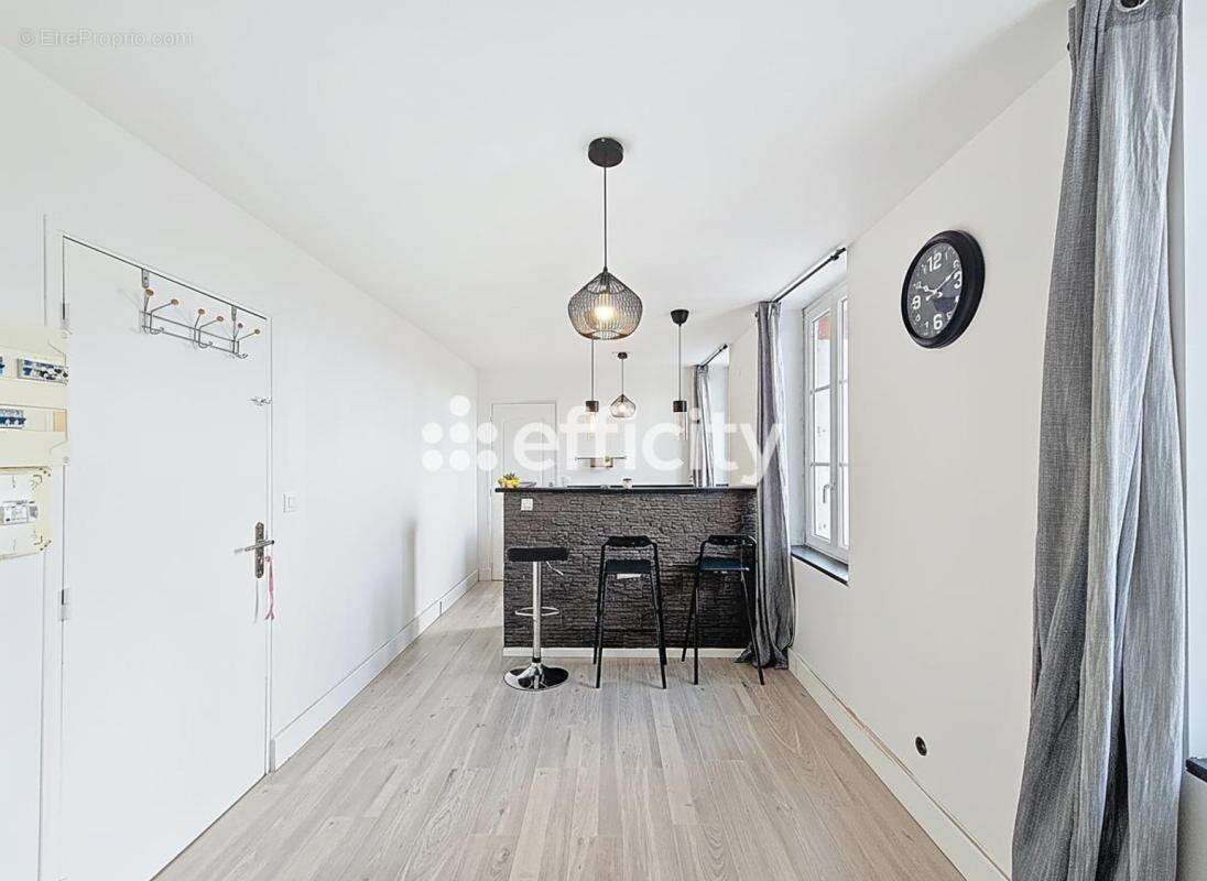 Appartement à NAZELLES-NEGRON