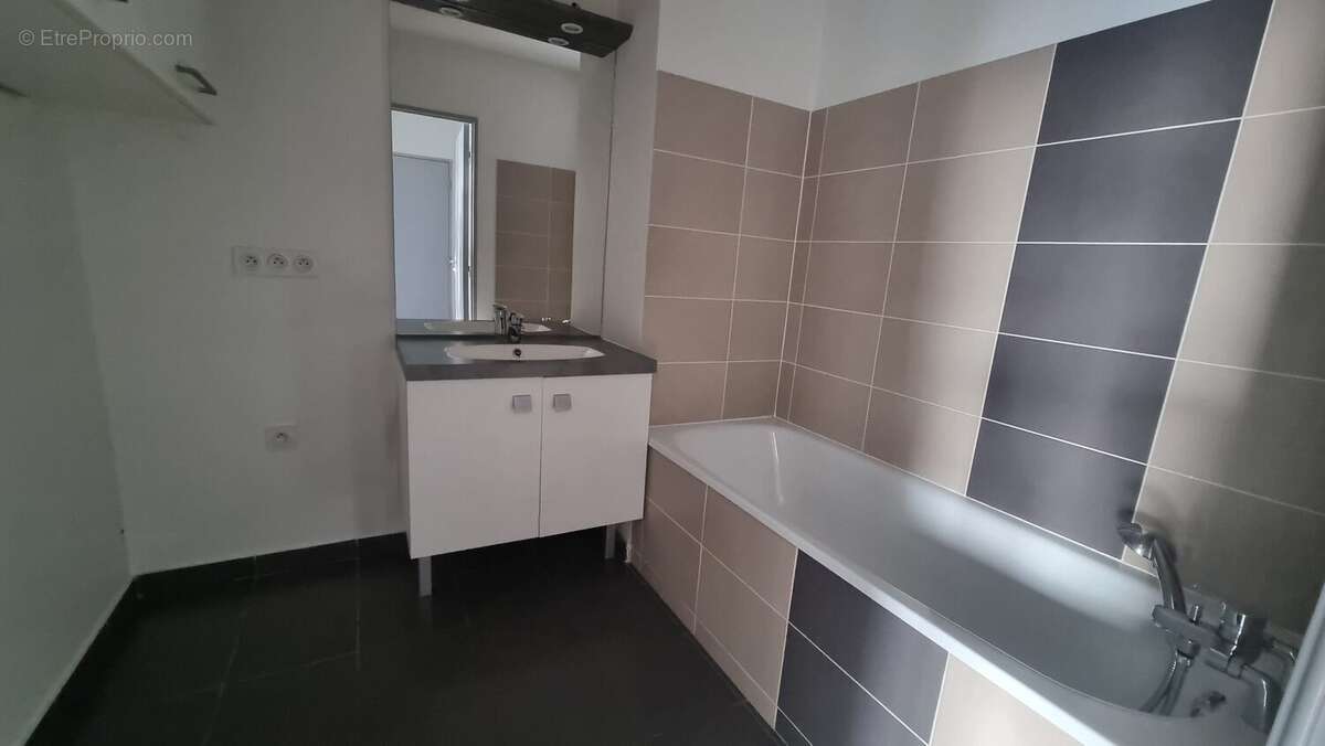 Cuisine au prix de 4850 euros avec électroménager et 3900 sans l'électroménager - Appartement à VENISSIEUX