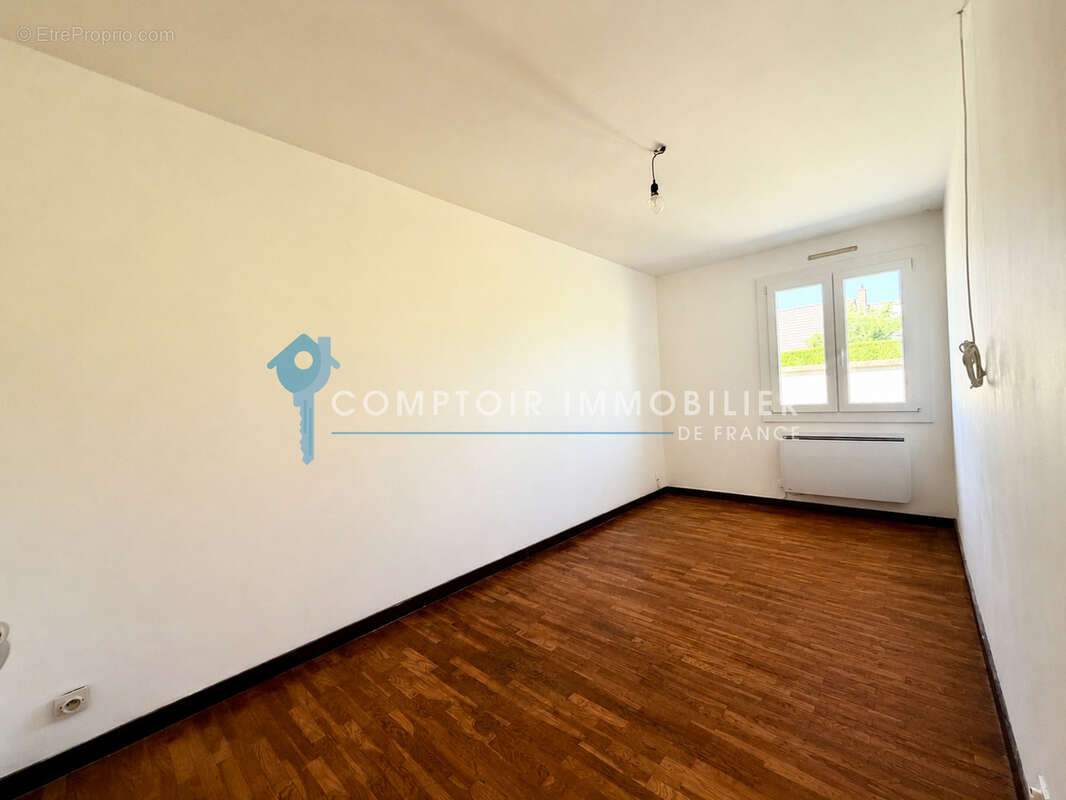 Maison de plain-pied   3 chambres   Terrain clos et arboré de 812 m2   Garage - photo 9