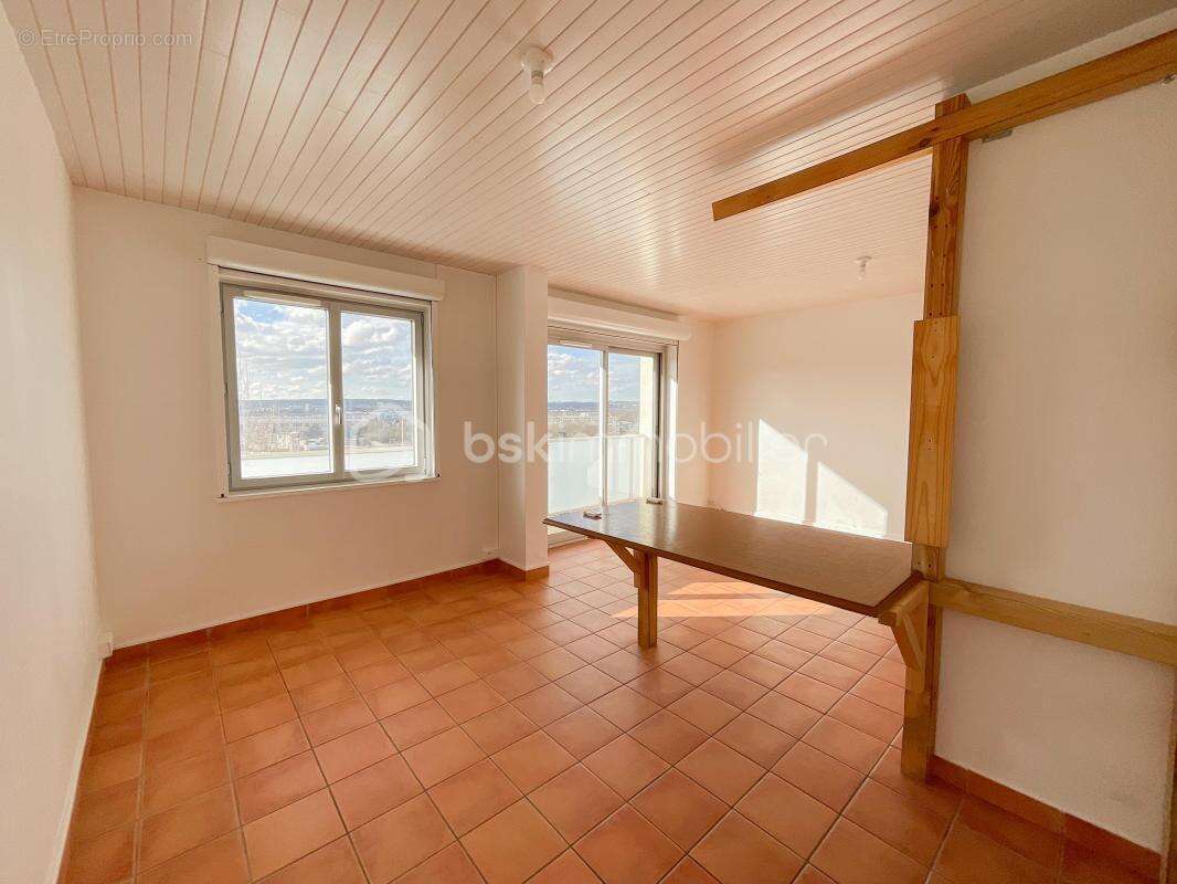 Appartement à FRESNES