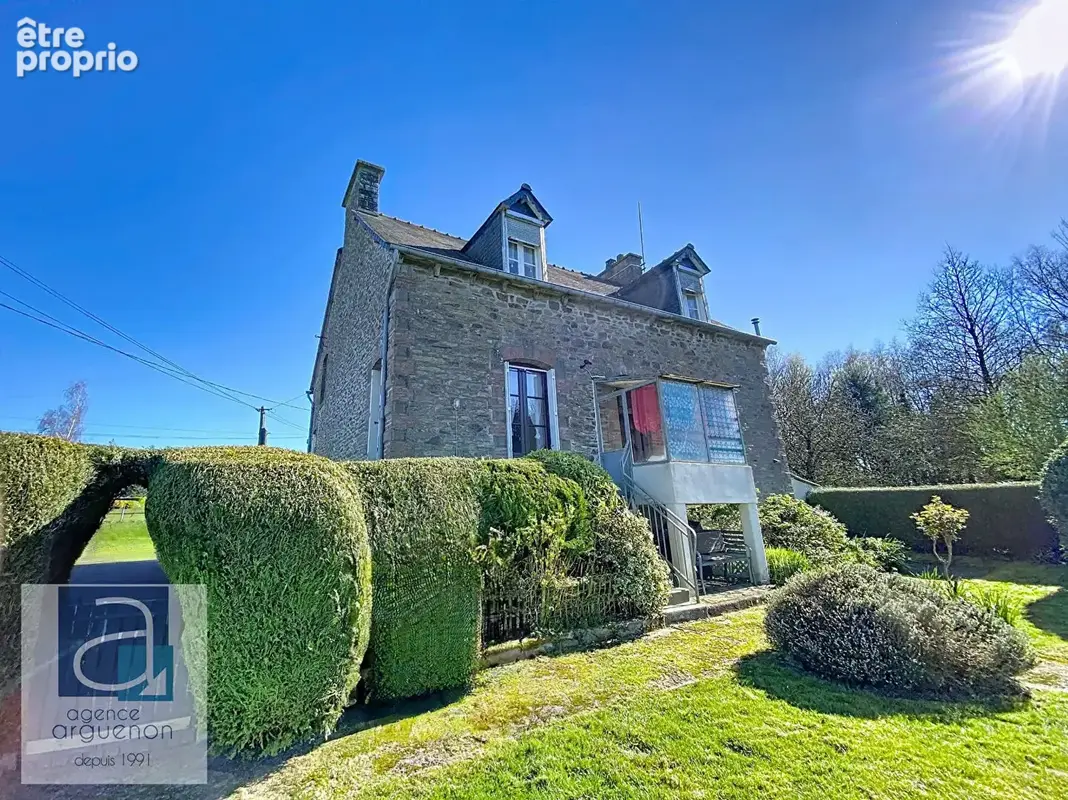 PLOUGUENAST-LANGAST : Charmante maison de campagne en pierre à double façade, étonnamment spacieuse, avec un ravissant jardin cl - photo 2