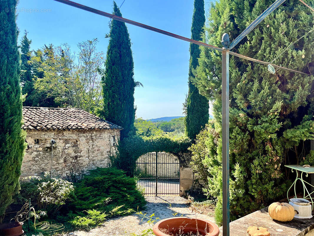 Maison ancienne en pierre  avec terrain de  de 2000 m² dans un hameau, région GRIGNAN. - photo 2