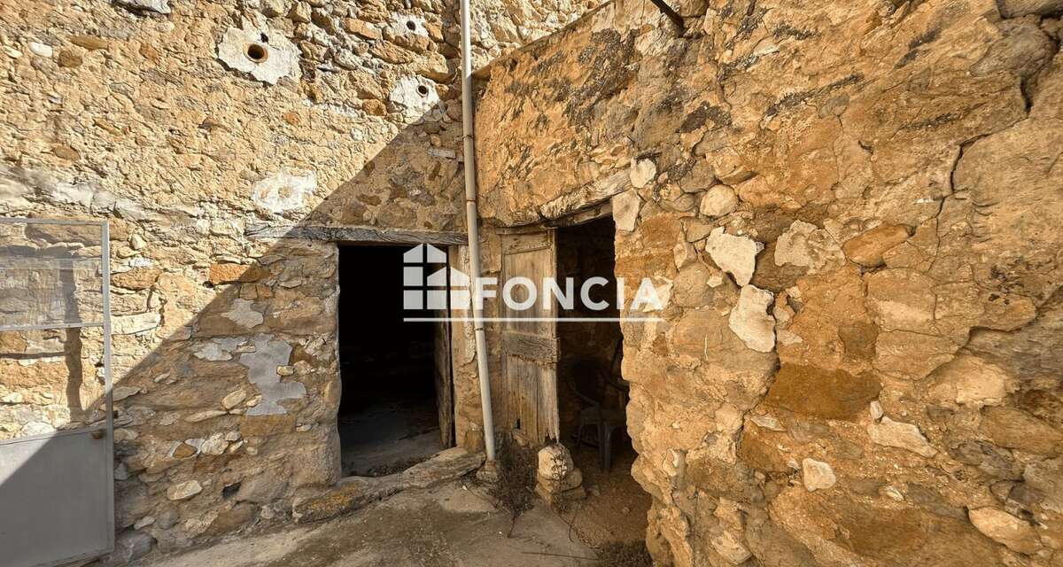 Bédoin – Propriété de 84 m² avec dépendances de 150 m² et terrain de 1 600 m² à rénover - photo 4