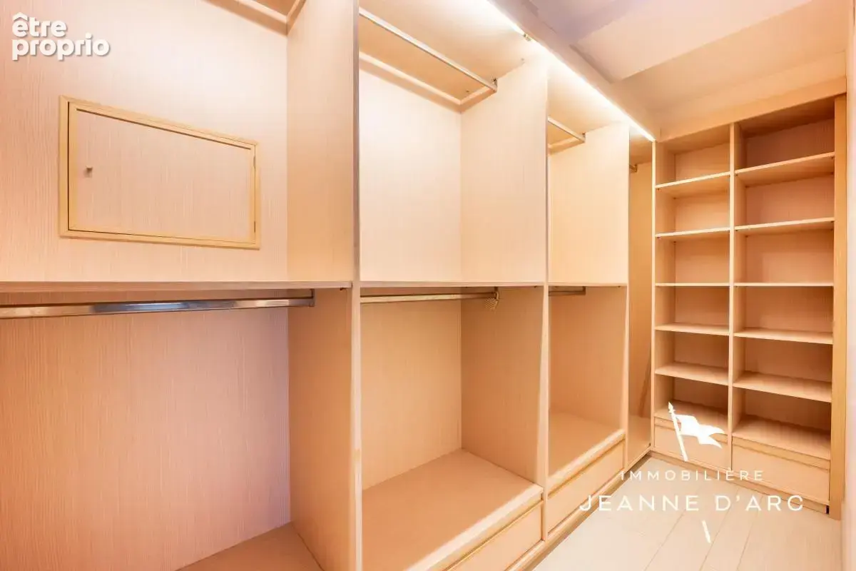 Grande maison familiale de 360 m2 avec jardin clos, à 5 minutes de Thoiry 8 Pièces 5 chambres + Piscine intérieure - photo 7
