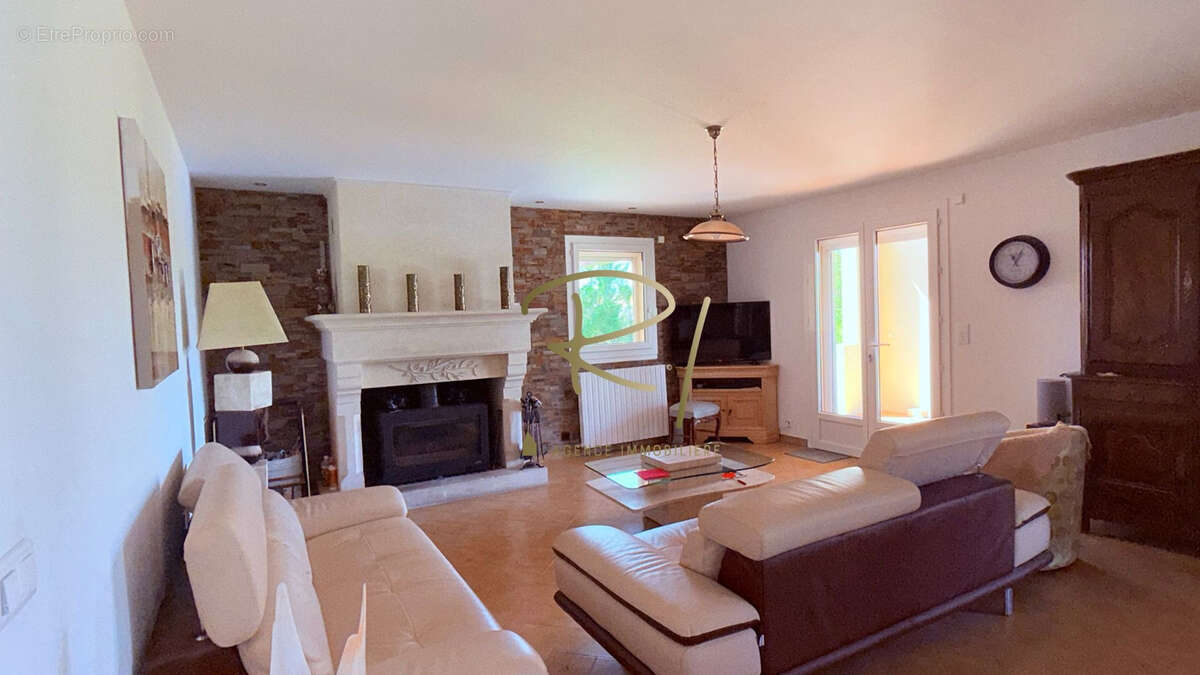 Maison à SAINT-SAUVEUR-DE-CRUZIERES