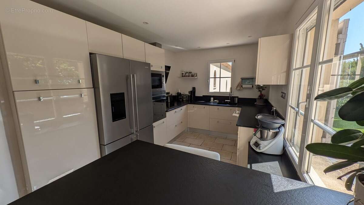 Maison à ENTRAIGUES-SUR-LA-SORGUE