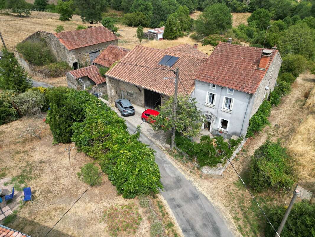 Spacieuse maison de hameau offrant une configuration modulable, de superbes espaces extérieurs et des granges - photo 2