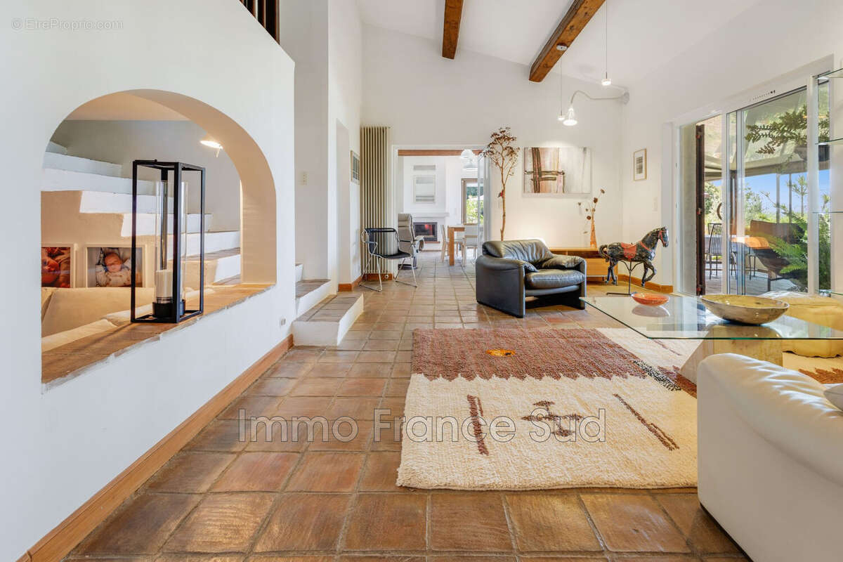 Maison 350 m² à Tourtour  - photo 3