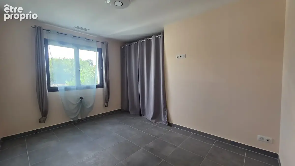 A vendre - cers - villa plain-pied de 172 m2 de type 5 sur 700 m2 de terrain avec piscine et garage - photo 17