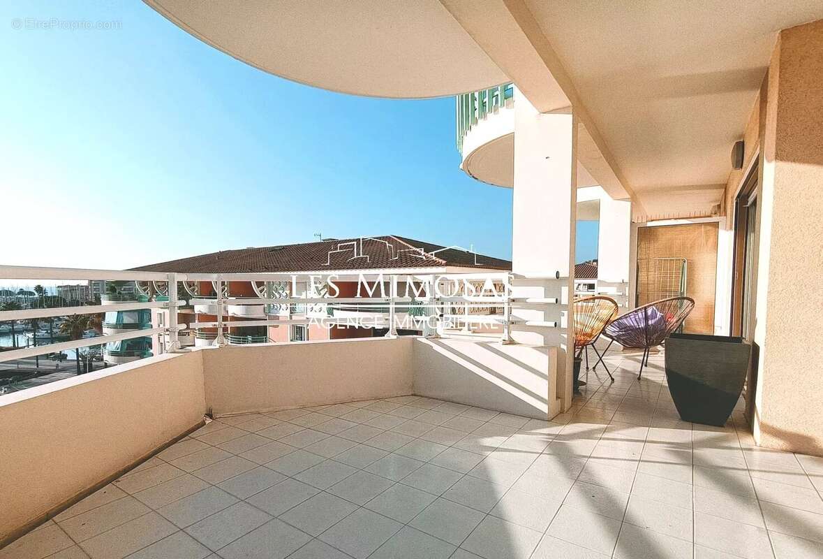 PORT-FREJUS, Appartement 4 pièces de 108m² avec très grand garage et cave - photo 5
