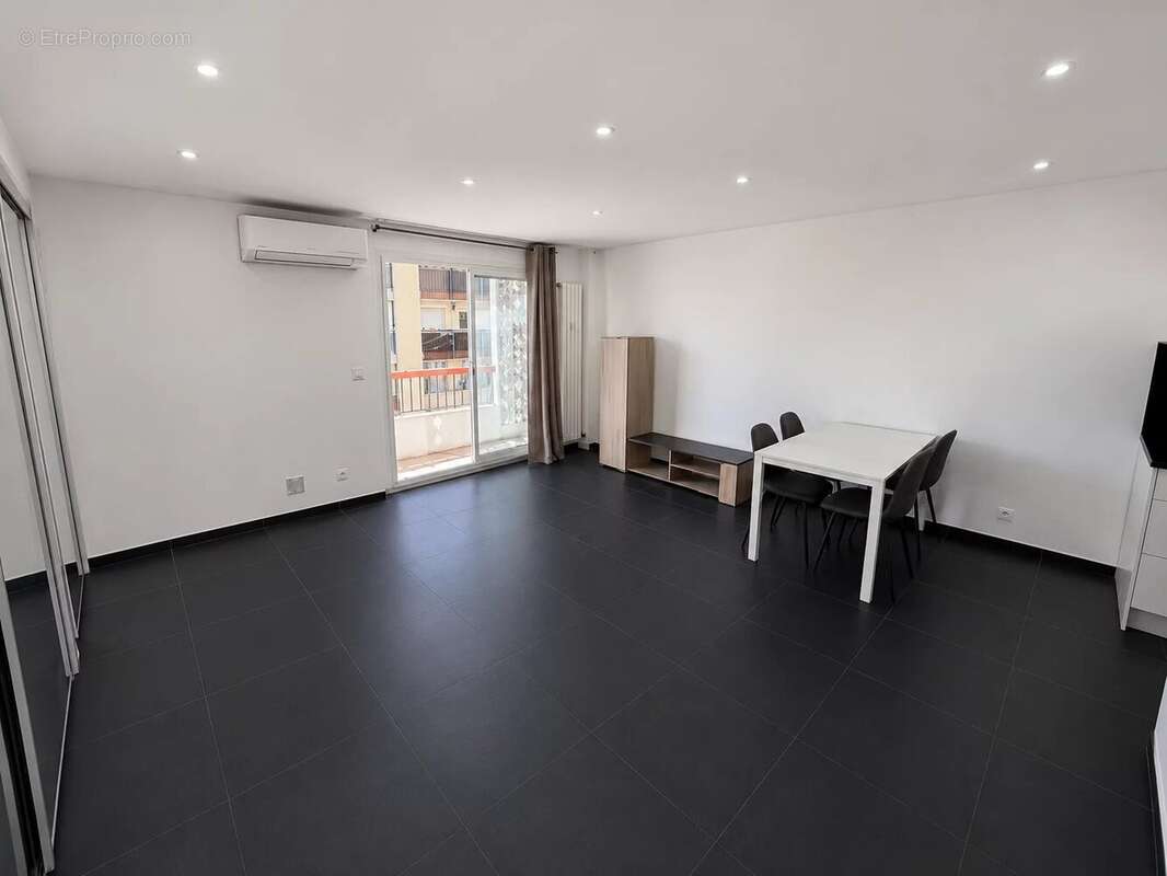 Appartement à SAINT-LAURENT-DU-VAR