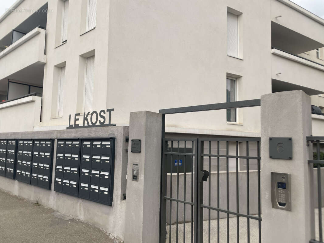 Parking à PELISSANNE