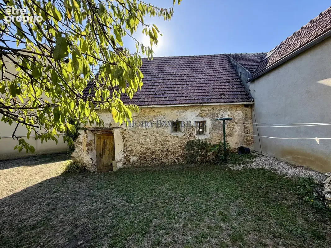 Maison ancienne de 4 pièces avec combles aménageables et grange en dépendance. - photo 18