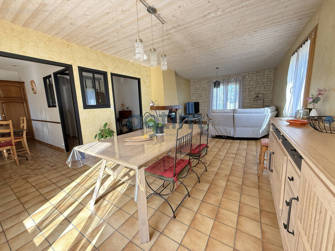 Maison à MONTAIGU
