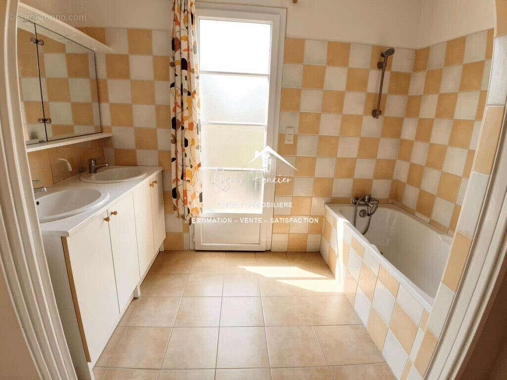 Maison à YZEURES-SUR-CREUSE