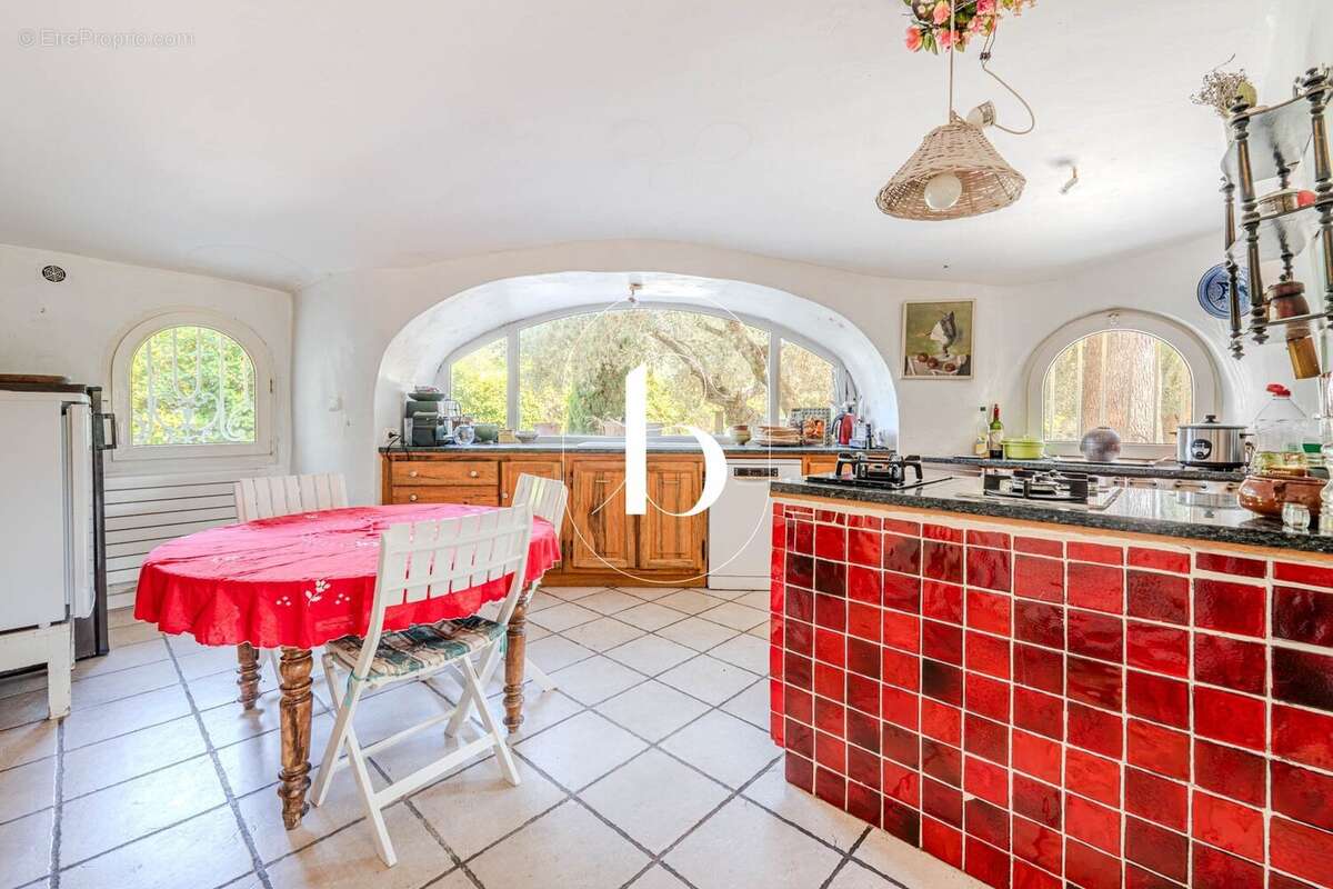 UZÈS  Propriété de caractère aux volumes spectaculaires, jardin paysager et piscine - photo 13