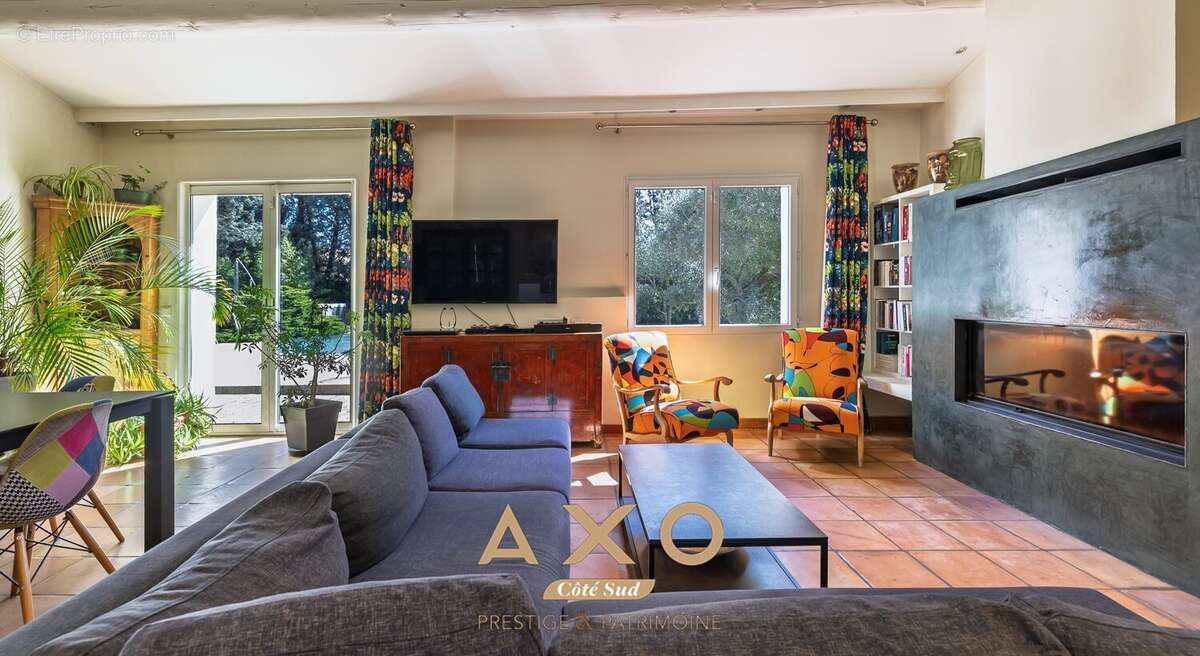 Jouques  villa t8 de plain-pied  studio indépendant  piscine  jacuzzi  3 garages  990 000  - photo 6
