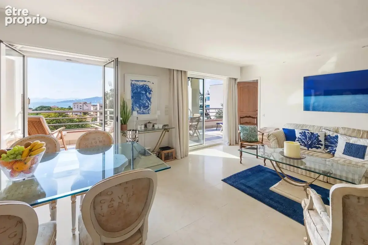 Exclusivité - Début Cap d'Antibes - Beau 3 pièces avec grande terrasse et vue panoramique mer - Piscine - Parc - Garage - Cave - photo 5