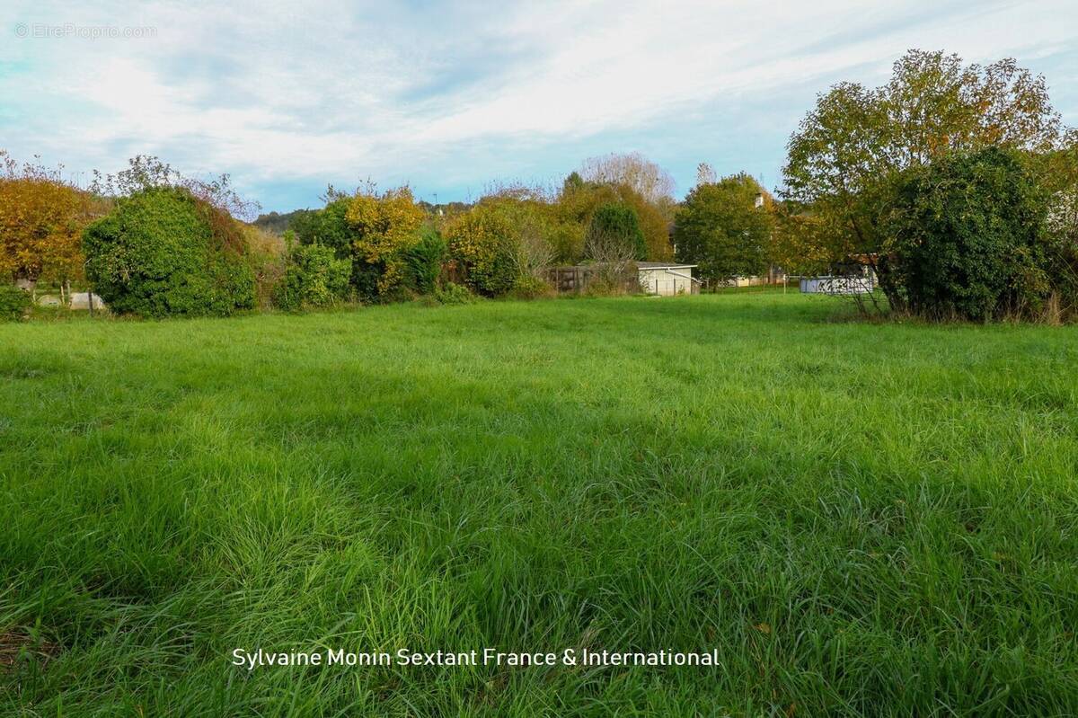 Terrain à CORGNAC-SUR-L'ISLE