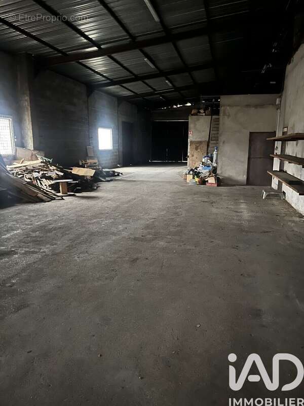 Commerce 1127 m² à Lons-Le-Saunier  - photo 2