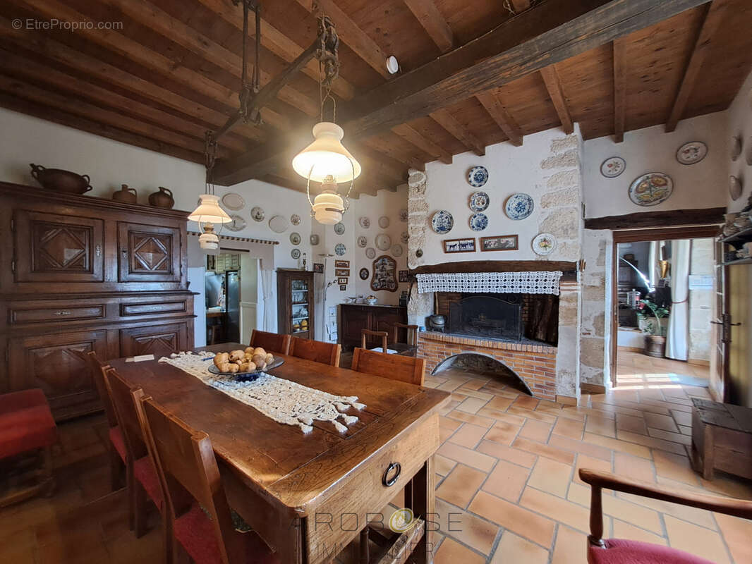 Maison familiale en pierre avec vue panoramique, verger et dépendances. - photo 4