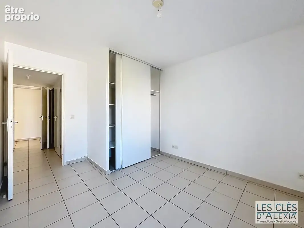 T3 - saint-priest - traversant avec balcon et places de parking - photo 10