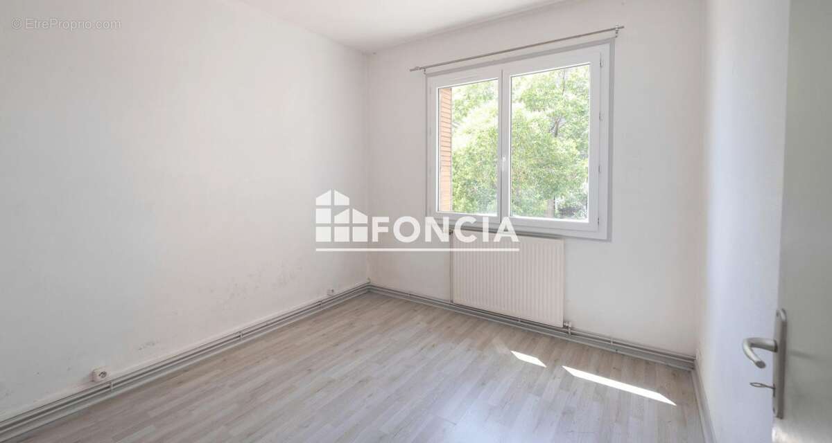 VALENCE rue Alphonse Daudet – T4 72 m² en bon état • 3 chambres • Balcon • Cave - photo 3