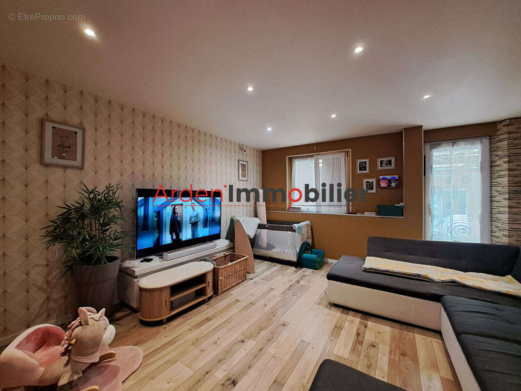 Maison 9 pièces à vendre à Chappes - 173,60 m² sur terrain de 680 m² - photo 3