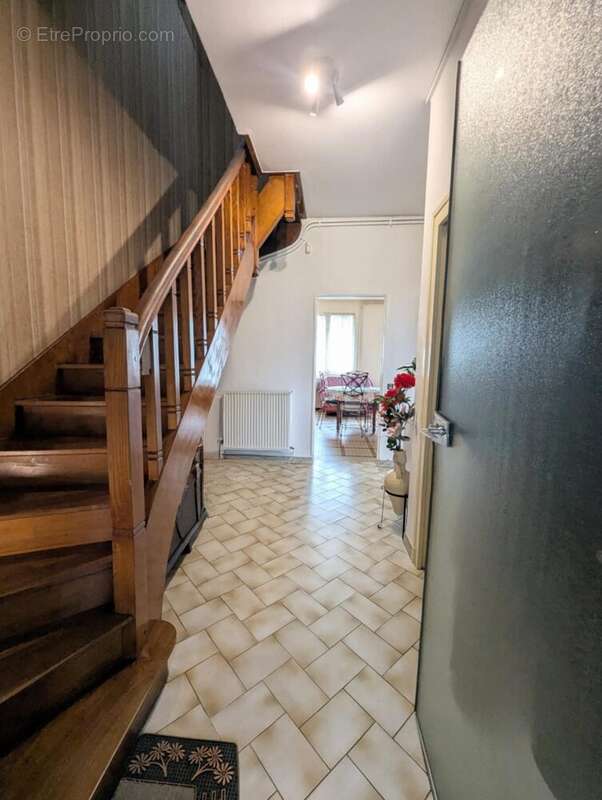 Entrée/ accès étage  - Maison à LA REOLE