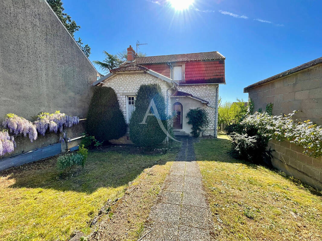 Maison à LA CHAUSSEE-SAINT-VICTOR