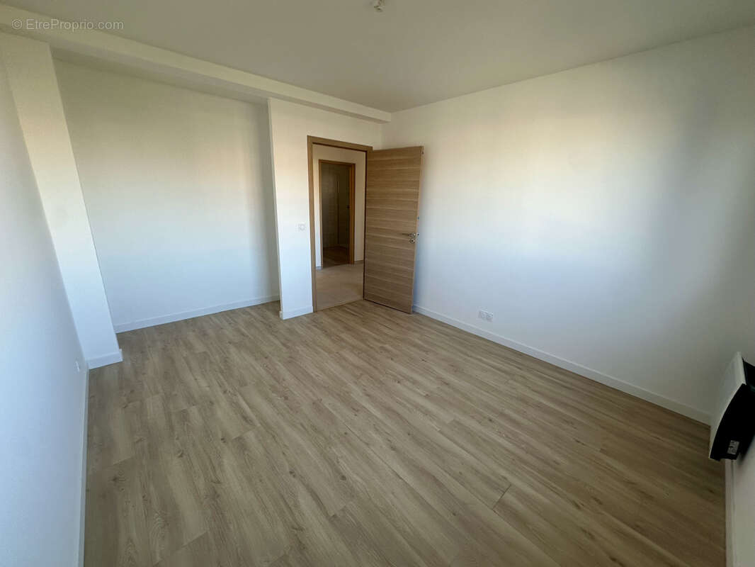 Appartement à SAINT-LAURENT-DU-VAR