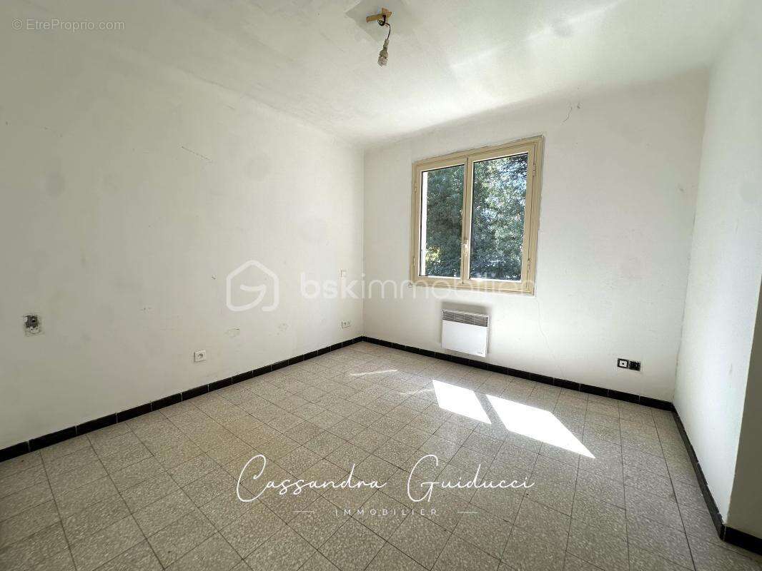 Maison de 112 m² • Potentiel T2 séparé + Habitation 3 chambres • Jardin & Grand Garage - photo 10