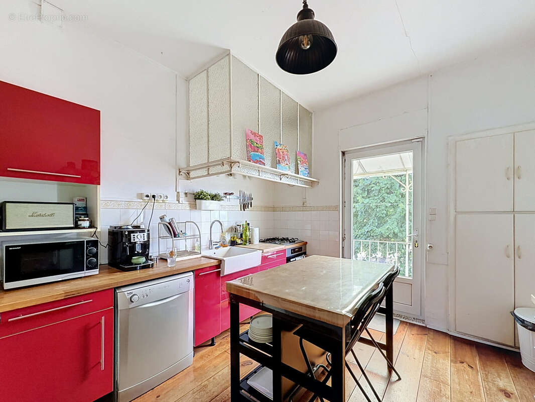 AUX PORTES D'ANGOULEME, à proximité immédiate de toutes commodités, adorable maison des années 20 entièrement - photo 4