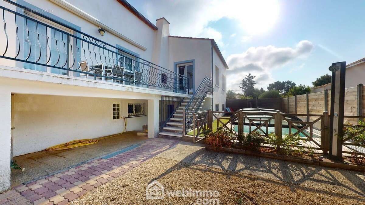 Avec de tres belles surfaces intérieures et extérieures. - Maison à JARD-SUR-MER