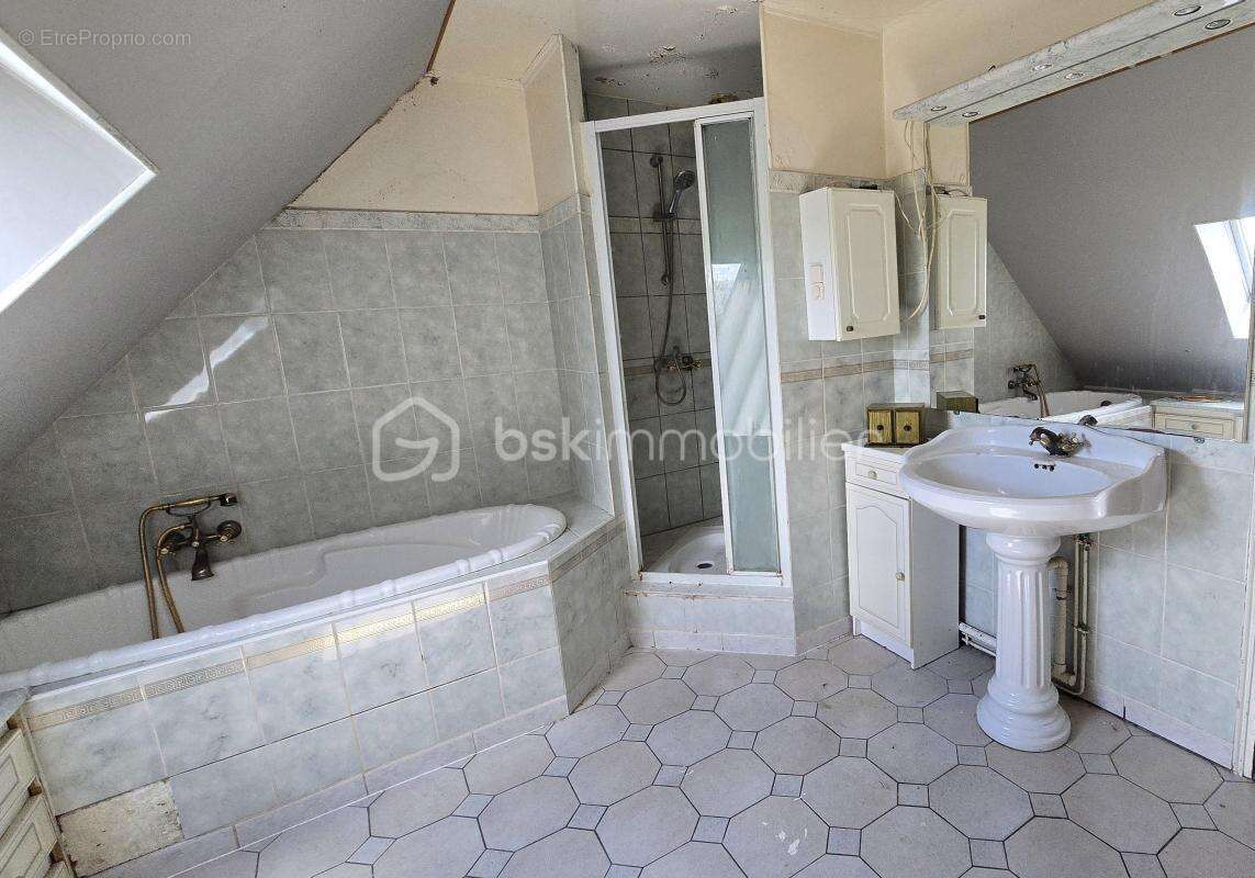 'Beau potentiel pour cette maison familiale de 4 chambres avec grand jardin' - photo 13