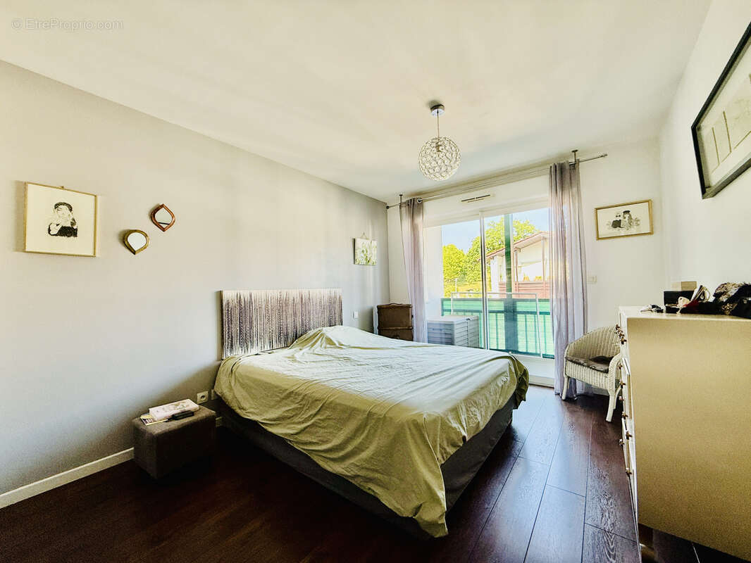Dernier étage, superbe T3 traversant de 65 m2 avec grande terrasse, parking et cave, à seulement 10 minutes de - photo 10