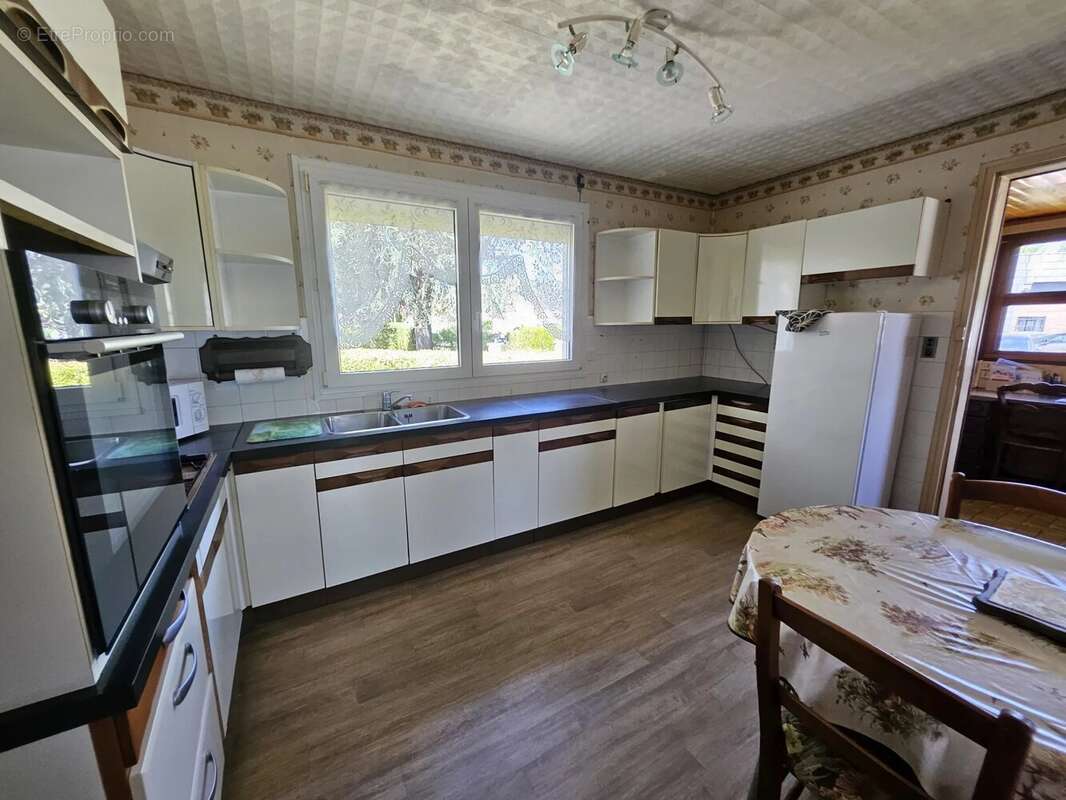 Gravigny Centre – Maison sur sous-sol avec 2 garages, dont un pour camping-car, sur terrain de 1 401 m² - photo 7