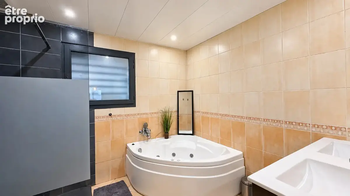 Maison mitoyenne de 136 m2 avec cellier, dépendance et terrain - photo 16