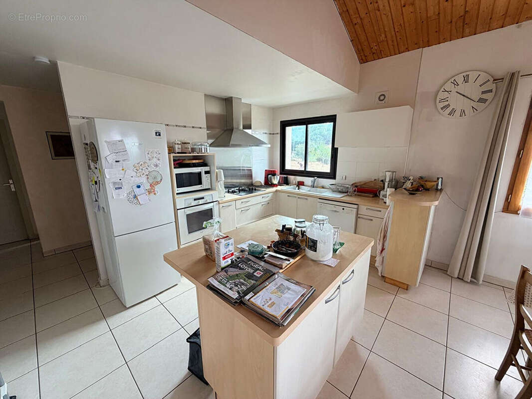 Située dans un village de caractère - photo 3