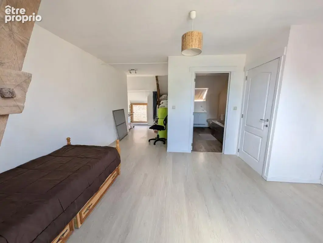 Mellé (35) : Longère de caractère rénovée (5 pièces) avec gîte indépendant, dépendances et potentiel d'aménagement - photo 12