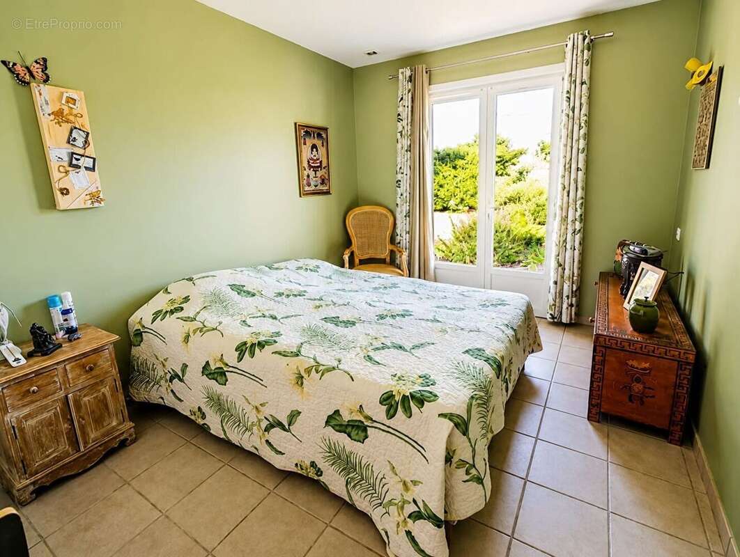Challans Maison  plain-pied 102m² environ, 3 chambres, jardin et dépendances. - photo 11