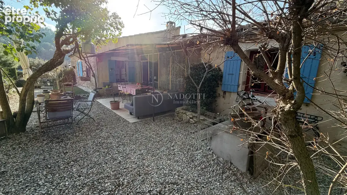 Propriété de caractère avec piscine et vue directe sur le village de Ménerbes - photo 5