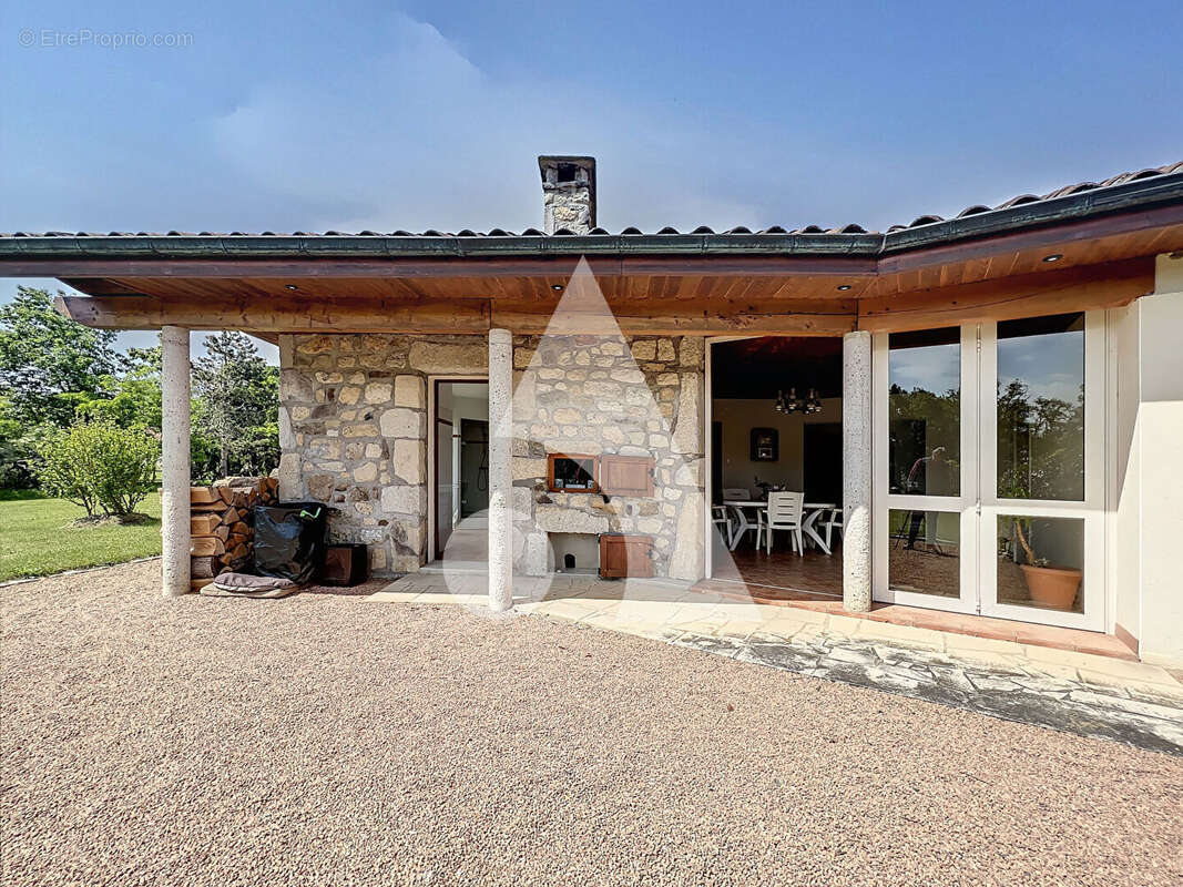 Maison à MONTROND-LES-BAINS