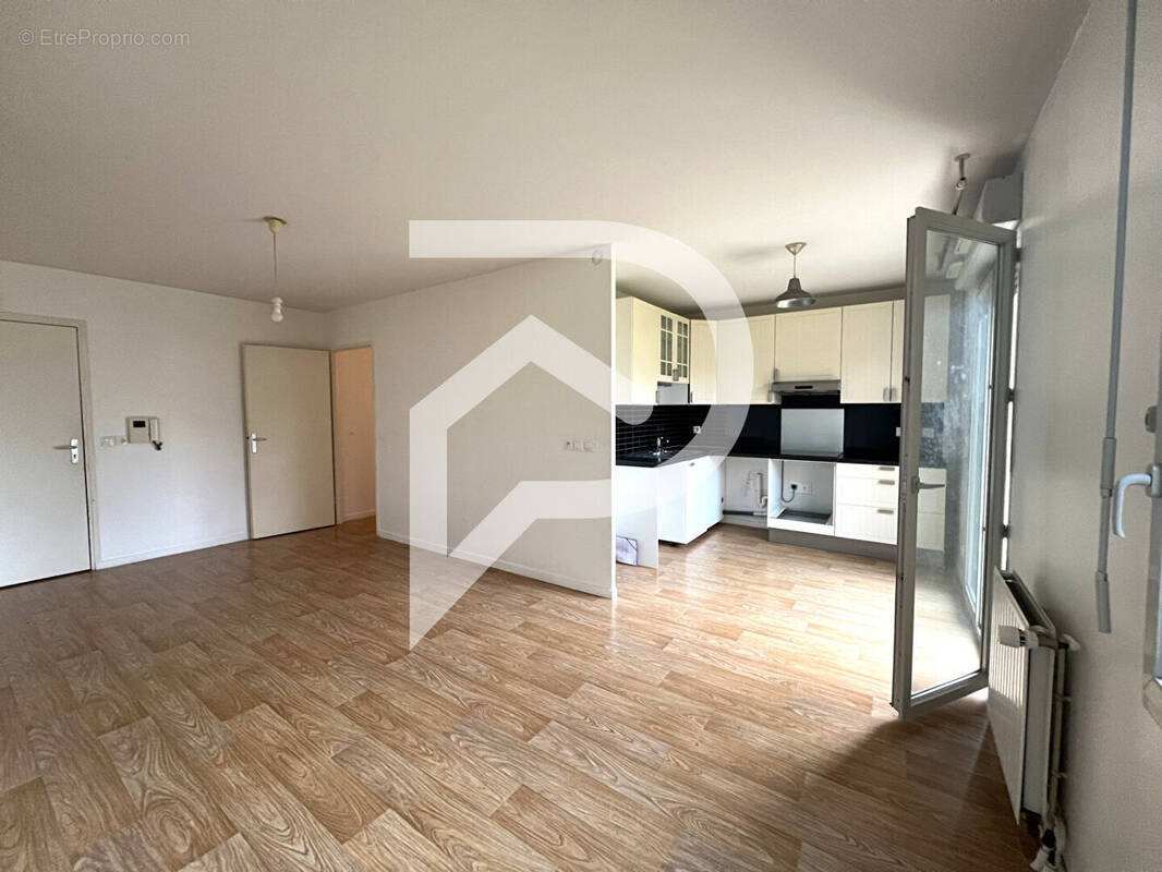 Appartement à LE MESNIL-SAINT-DENIS