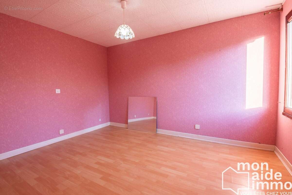 Maison à ONET-LE-CHATEAU