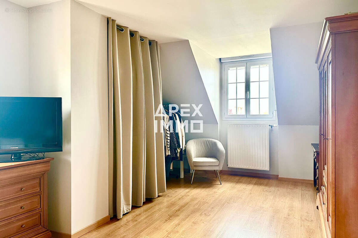 Maison à SAINT-DENIS-DE-L'HOTEL