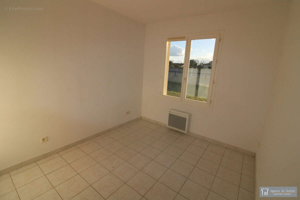 Maison à SAINT-GENIS-DE-SAINTONGE